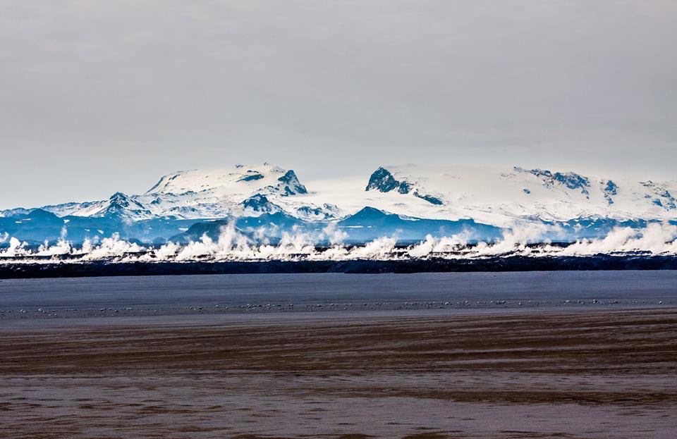 砂火山と氷河が織りなす、地熱煙と雪の景色。また訪れたいアイスランド。